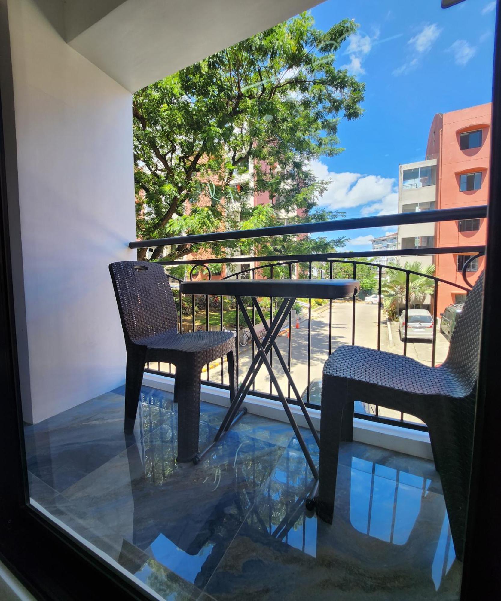 Condo Azur Suites B207 Near Airport, Netflix, Stylish, Cozy With Swimming Pool 막탄 외부 사진