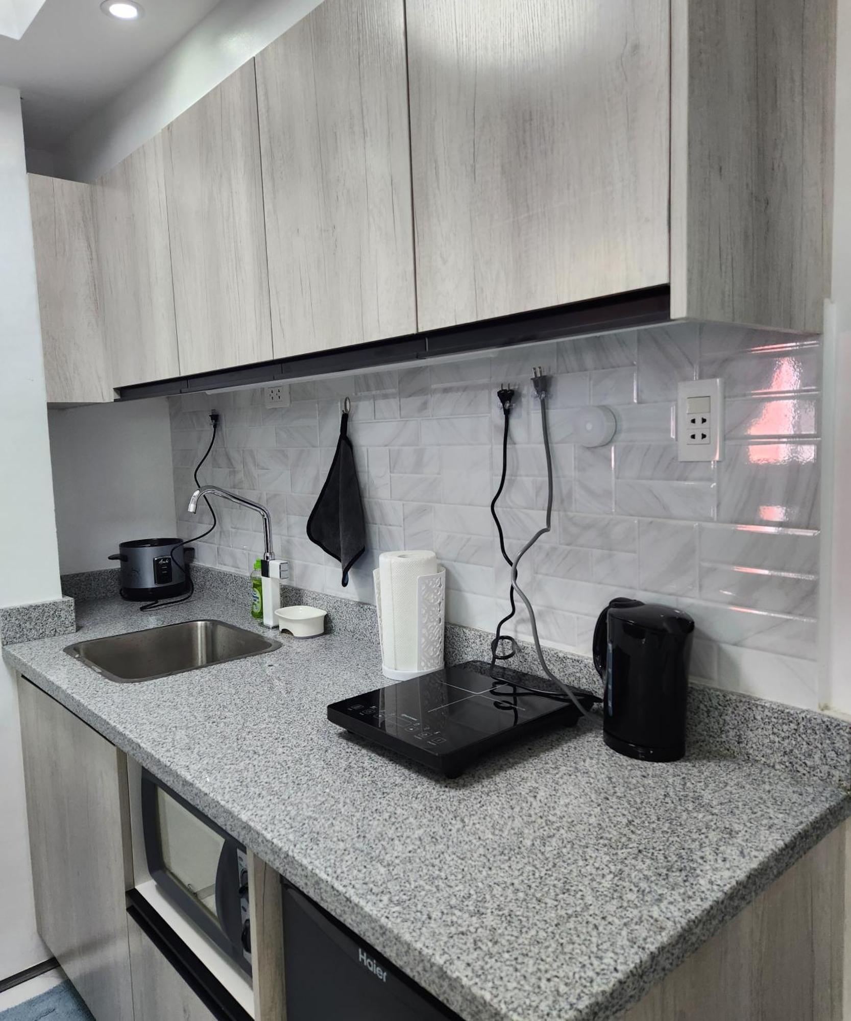 Condo Azur Suites B207 Near Airport, Netflix, Stylish, Cozy With Swimming Pool 막탄 외부 사진